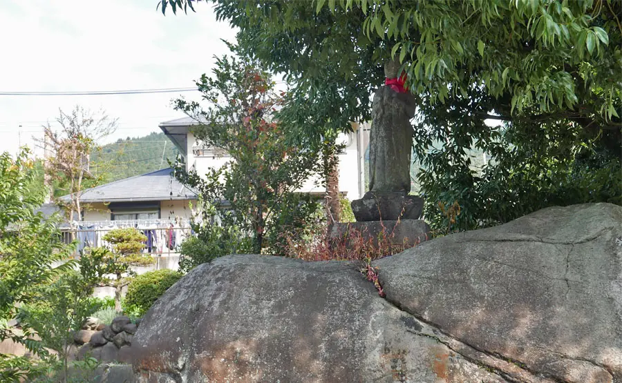 巨石と地蔵菩薩立像