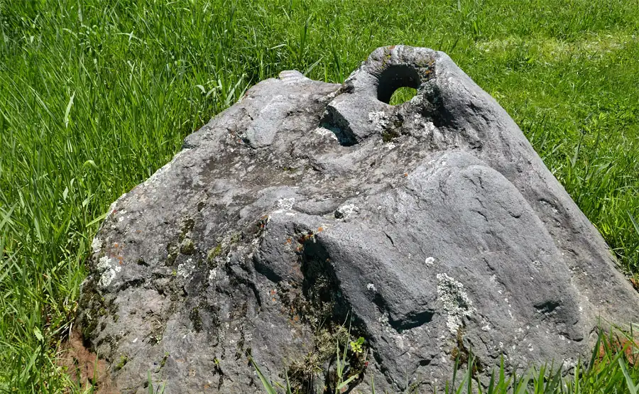 舟つなぎ石