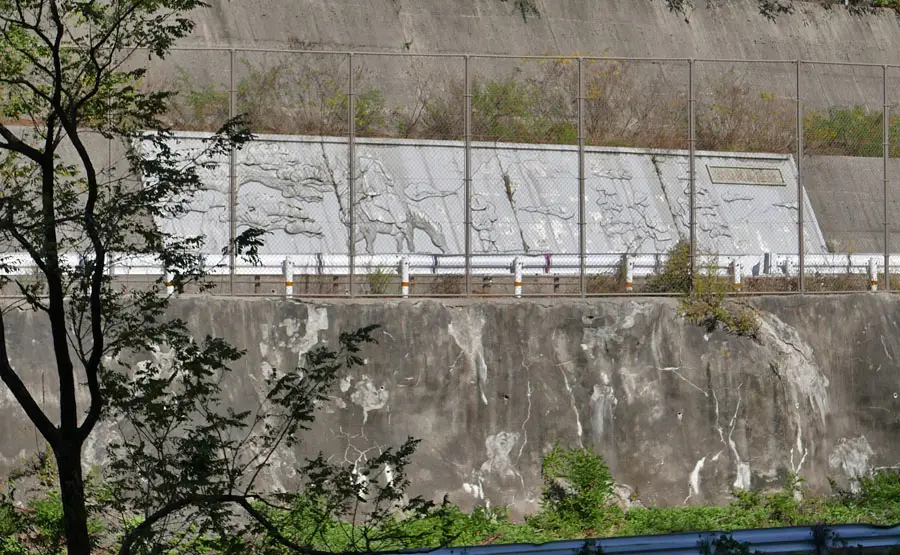 鳥居峠レリーフ