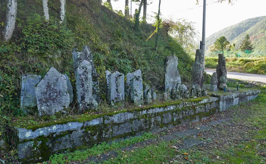 原野の石仏群