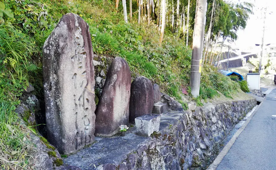 石屋坂の石塔群