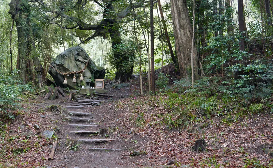 白山神社大岩
