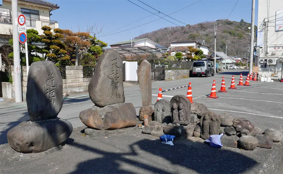 越地の辻の地神塔